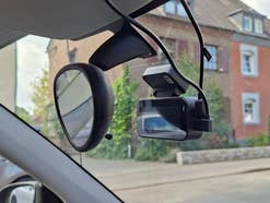 Foto der 70mai A900 Dashcam in einem Auto
