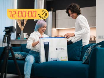 Personen freuen sich über eine PlayStation 5, daneben ein Timer mit 72 Stunden
