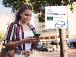Eine Frau läuft an einer Straße entlang und blickt auf ihr Smartphone. Eingeblendet sind Informationen zu einem Handytarif, eingekreist sind Preis und Datenvolumen.