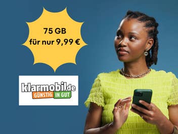 Frau mit Smartphone schaut nach links auf ein neues Tarif-Angebot, bei dem es 75 GB für unter 10 Euro gibt
