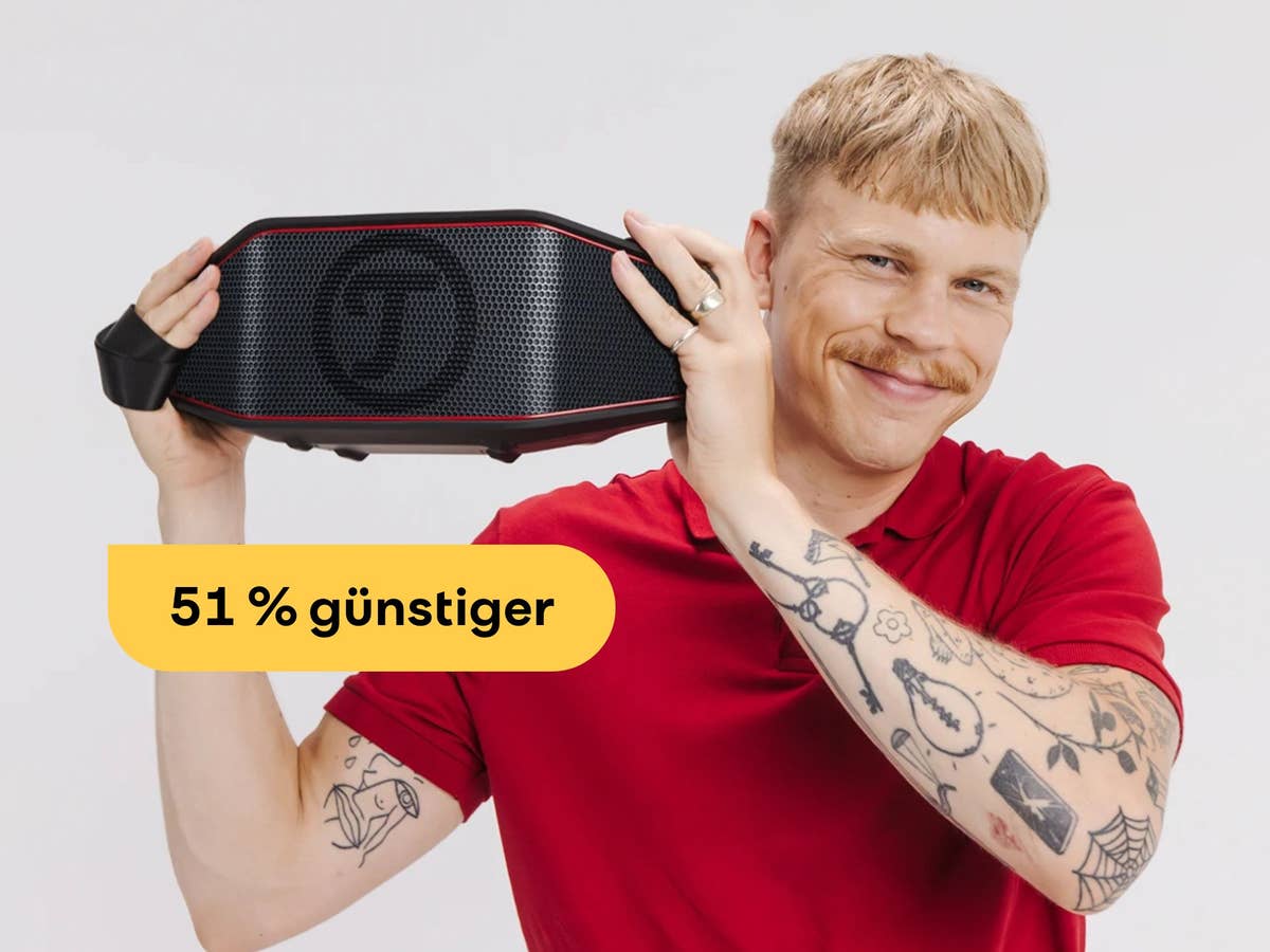 95 von 100 Punkten - Teufel haut grandiosen Lautsprecher zum besten Preis jemals raus Ein junger Mann mit roten Shirt hält den Teufel Rockster Cross in seinen Händen.