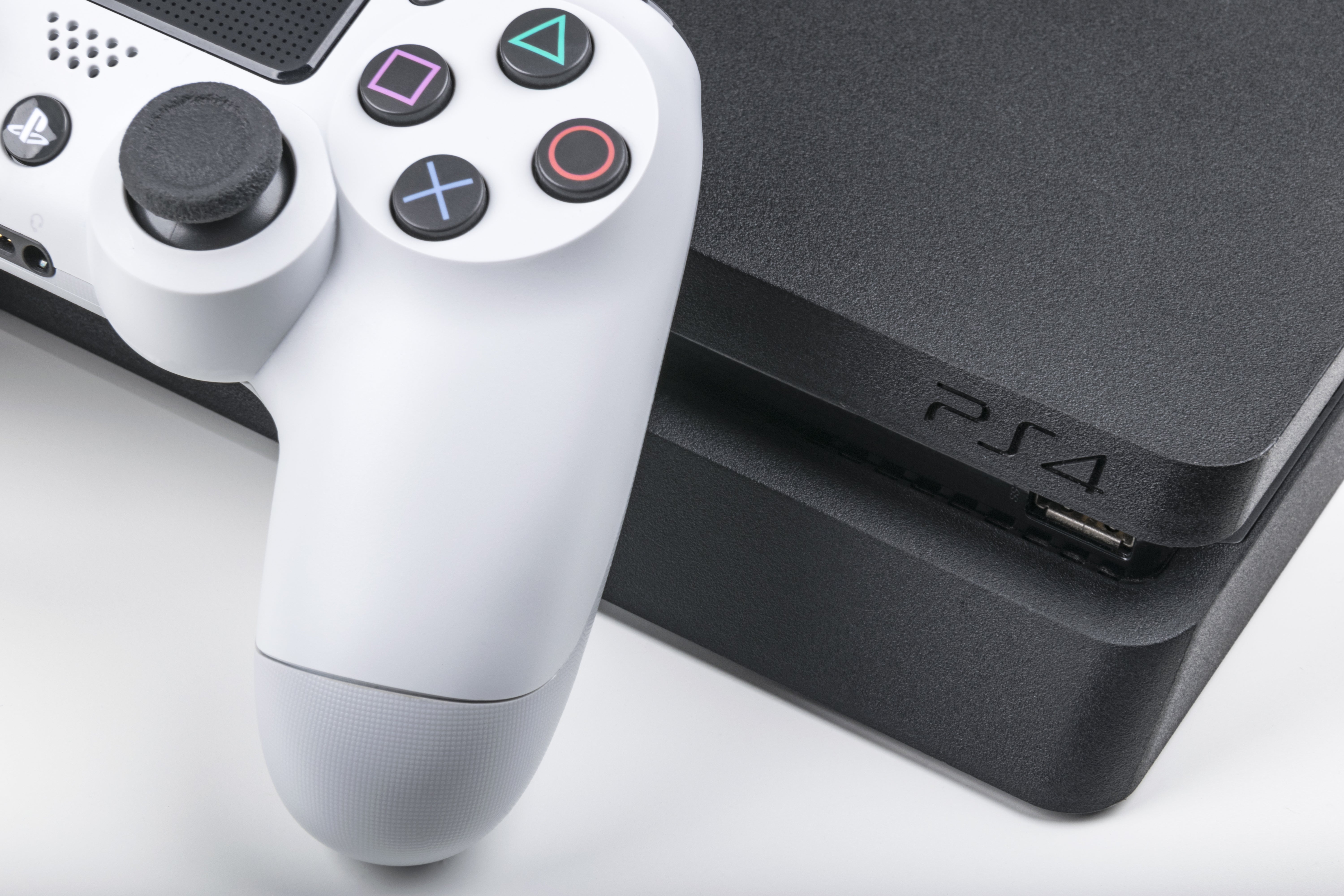 Sony PlayStation 4 mit Controller