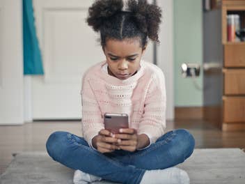 Kind mit Smartphone