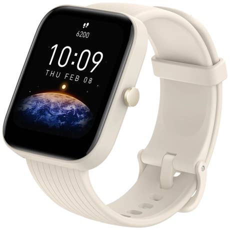 Amazfit-Bip-3-Pro-Seite-mit-Band-schraeg-Cream