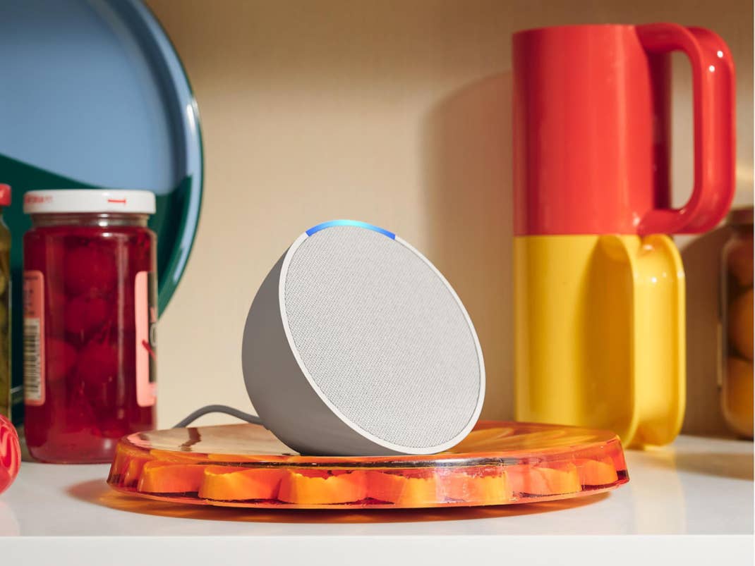 Amazon Echo Pop Smart Speaker im Einsatz