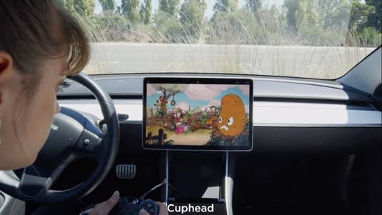 Das neue Spiel Cuphead wird mit einem Xbox Controller in einem Tesla gespielt