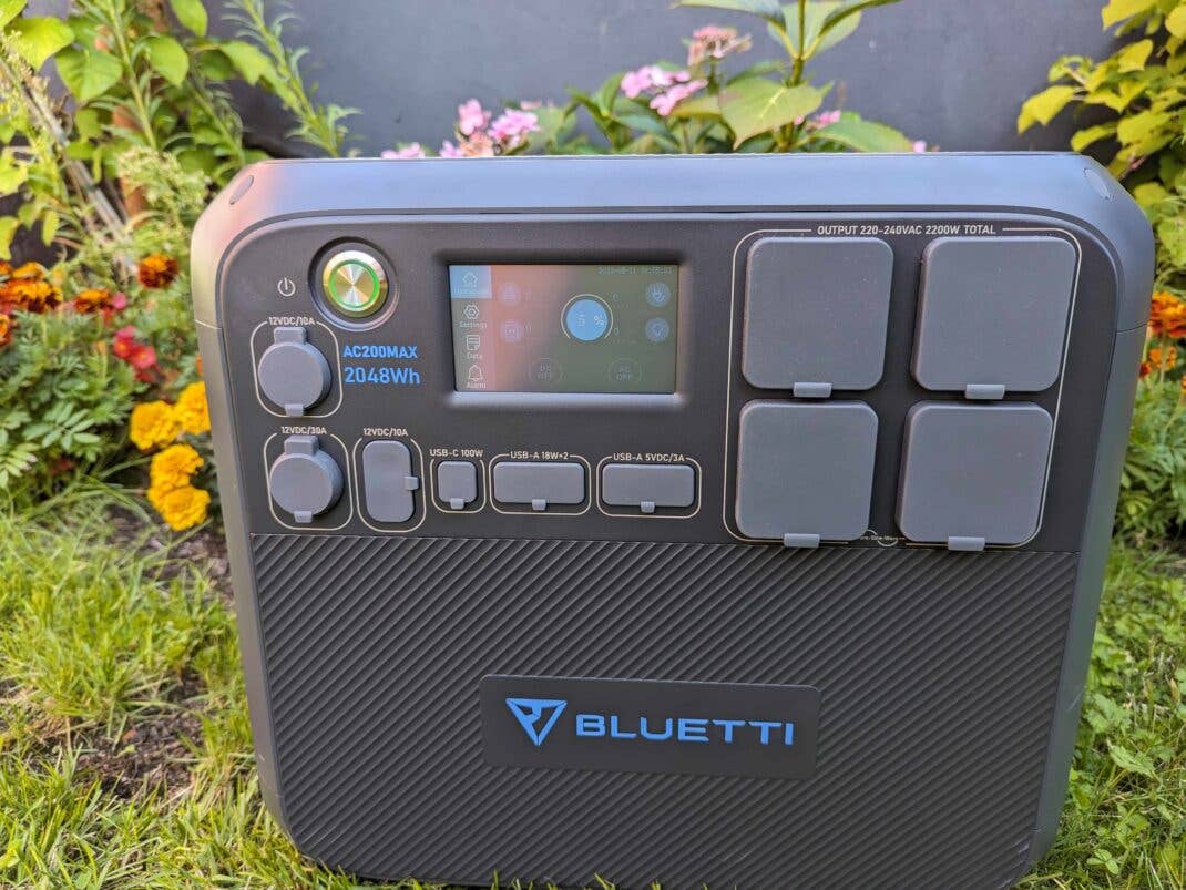 Bluetti AC200MAX Powerstation im Test - Das Display zeigt alle wichtigen Infos