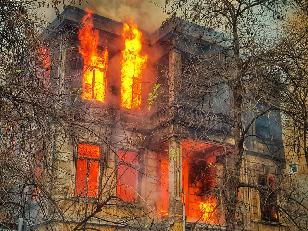 Brände verursachen hohe finanzielle Schäden - eine Hausratsversicherung schützt dich davor
