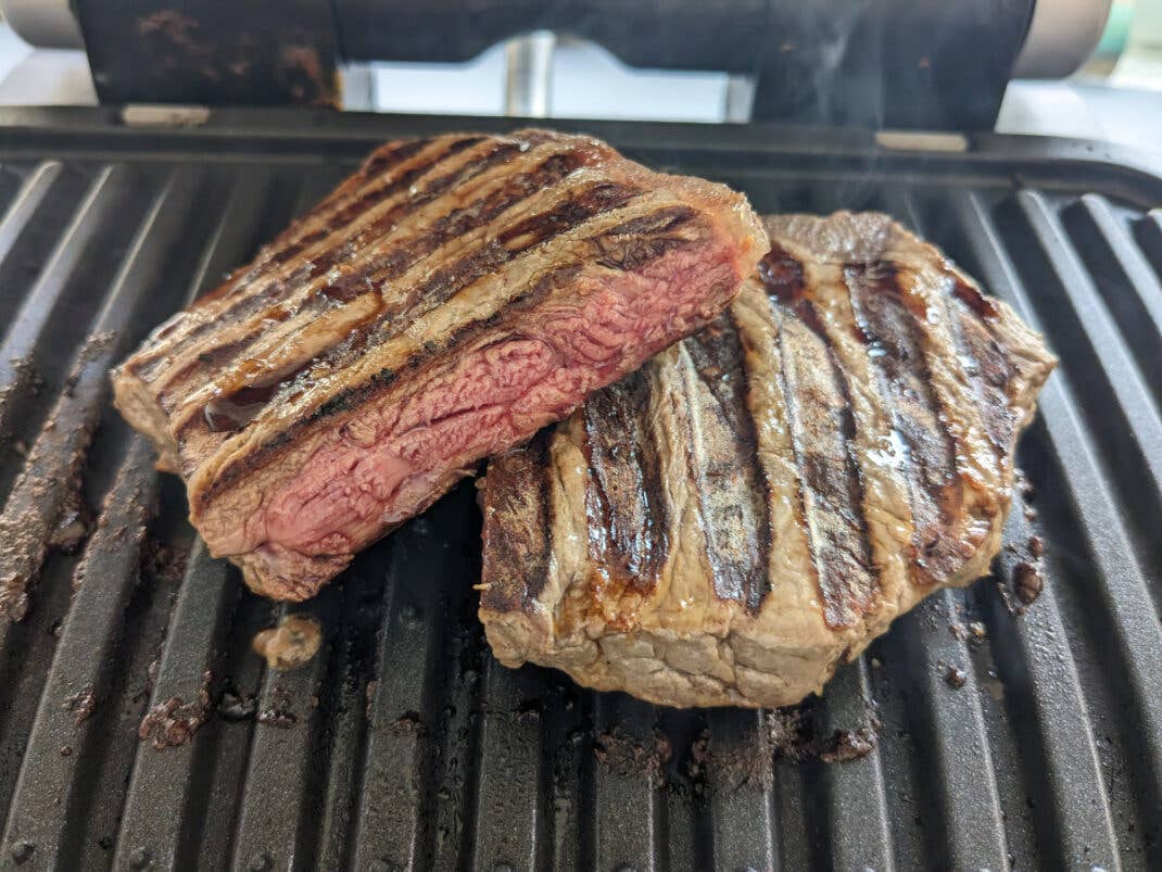 Das Steak wird im OptiGrill Elite auf den Punkt gegart - von außen kross und von innen schön saftig