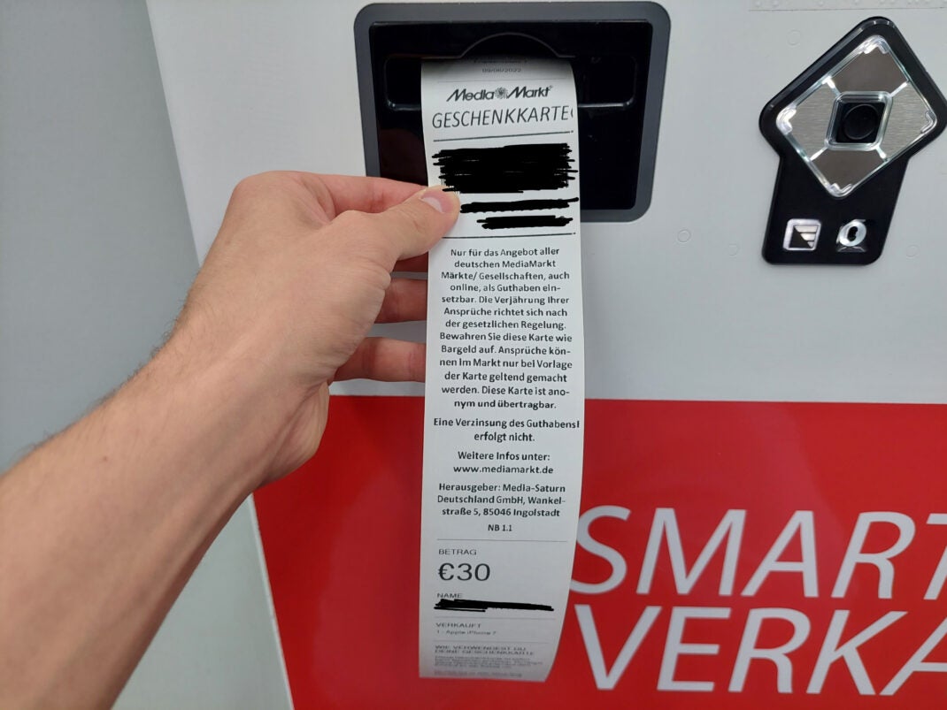 Der Automat druckt den Gutschein für die Handy-Rückgabe aus