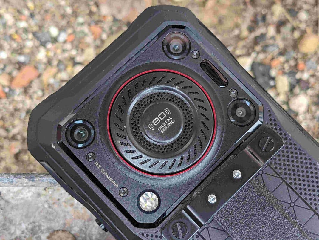 Der Lautsprecher des Rugged-Smartphones wird extrem laut, klingt aber blechern