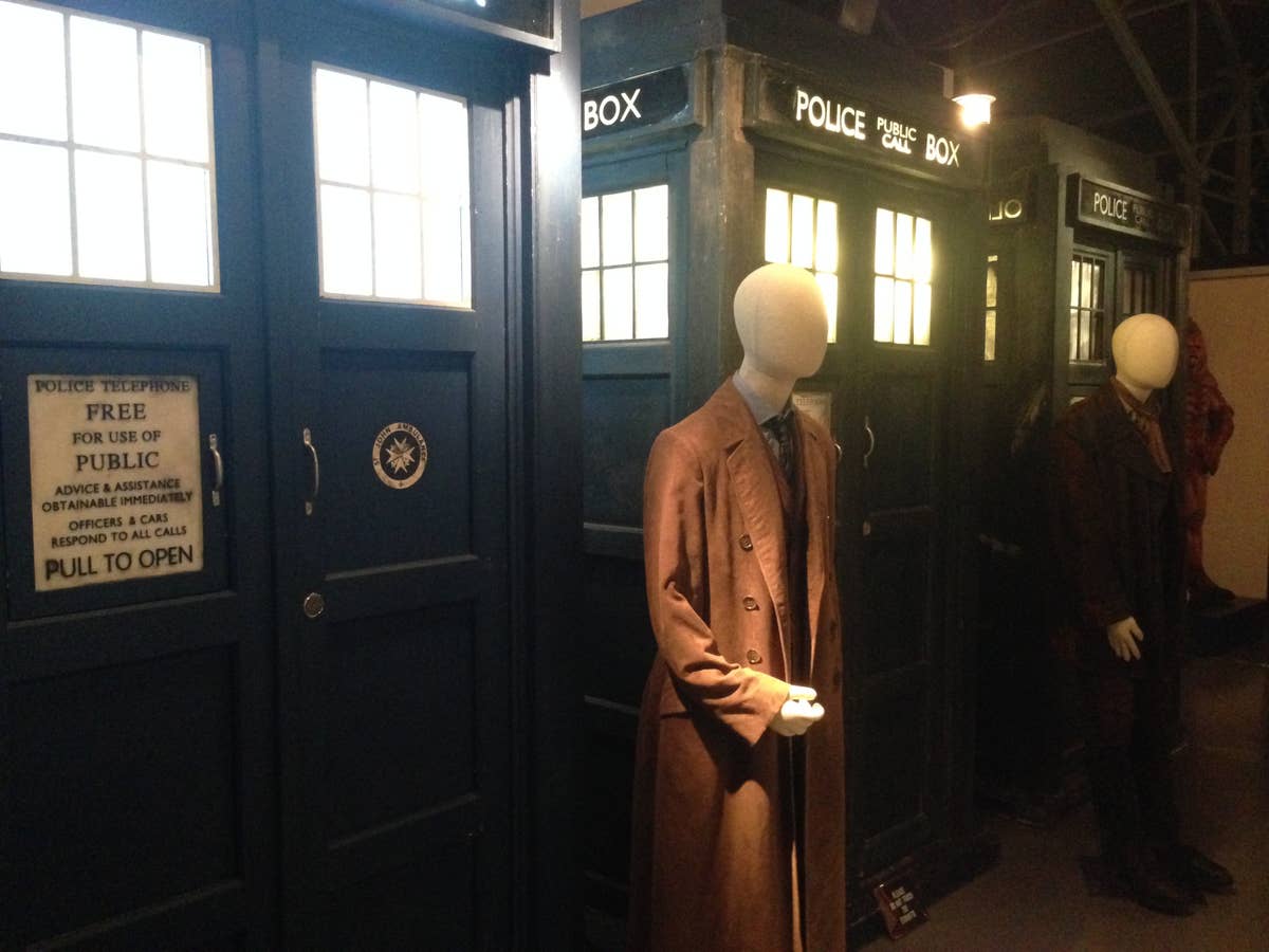 Doctor Who Ausstellung mit den Kostümen der Doktoren und ihrer Tardis
