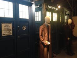 Doctor Who Ausstellung mit den Kostümen der Doktoren und ihrer Tardis