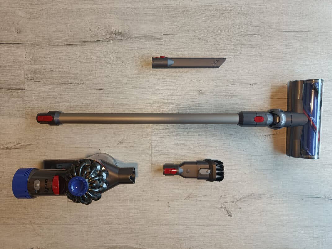 Dyson V8 mit Zubehör - das ist alles dabei