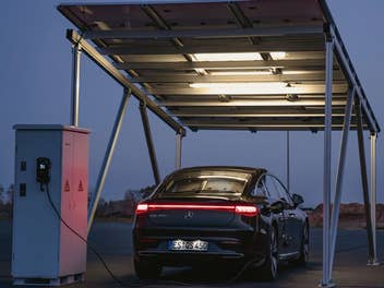 E-Auto komplett unabhängig vom Netz laden? Diese Insellösung ermöglicht es