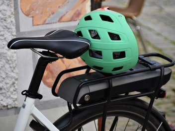 Ein Helm auf einem Gepäckträger eines Fahrrads