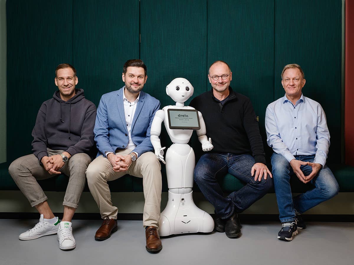Ein Roboter revolutioniert den Fahrschulunterricht - ein Roboter als Assistenz-Lehrer
