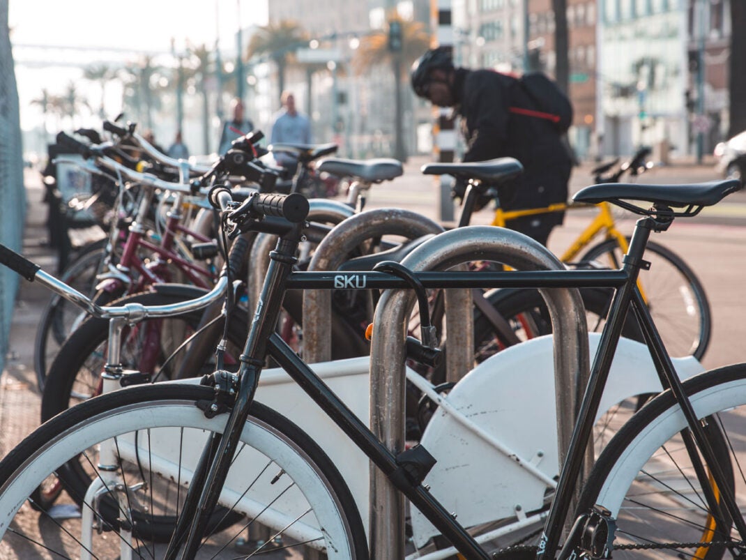 Fahrräder müssen an ortsfesten Gegenständen befestigt sein