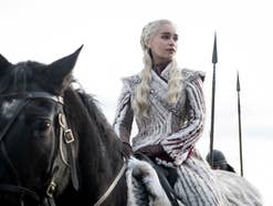 Game of Thrones Star Emilia Clarke als Daenerys auf einem Pferd