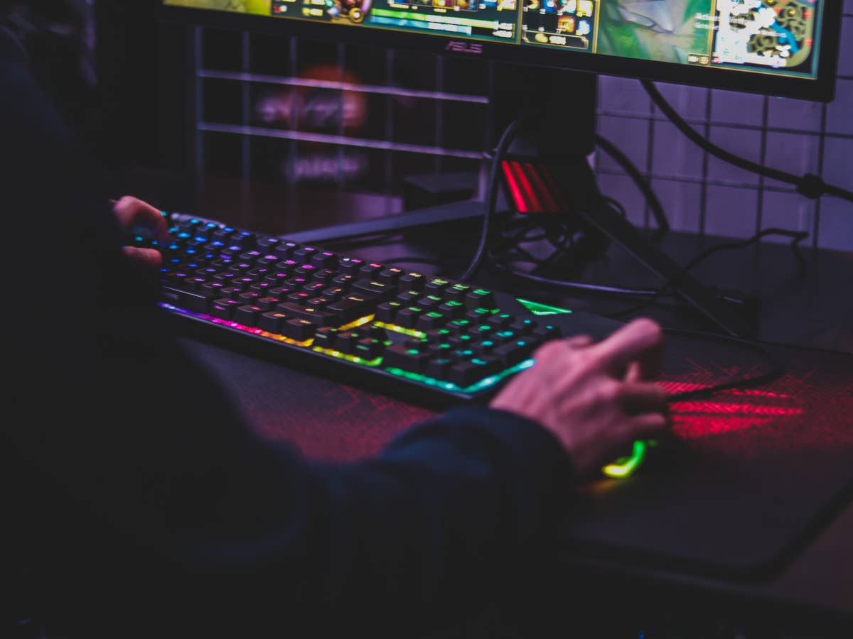 Eine Person spielt auf einer Gaming-Tastatur