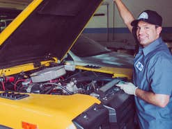 Handwerker überprüft ein Auto