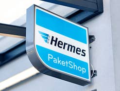 Hermes Paketshop-Logo an einer Hauswand