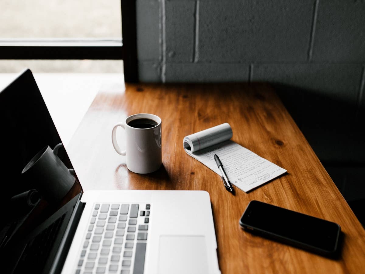 Home-Office Arbeitsplatz mit Kaffee