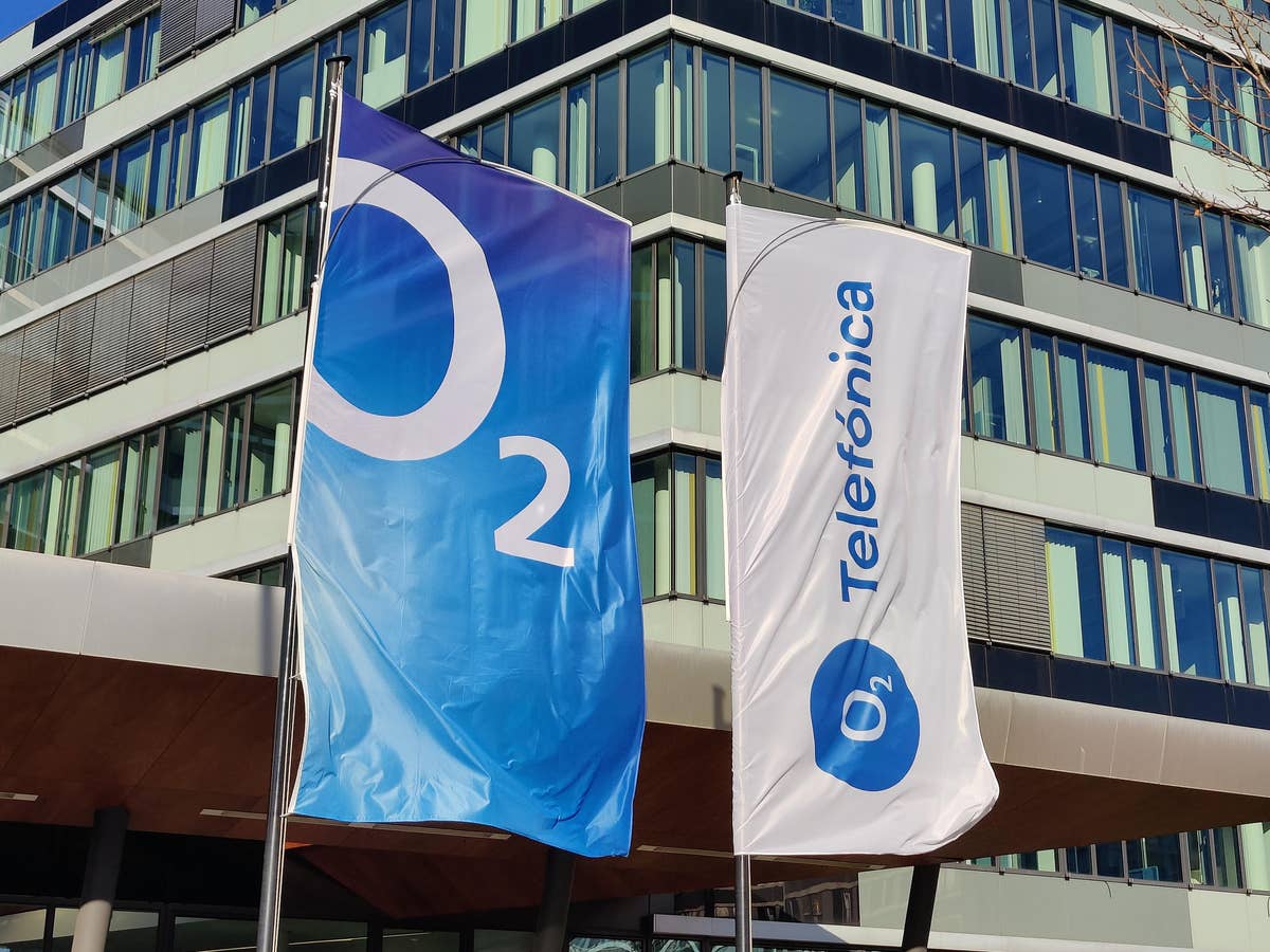 Fahnen mit den Logos von O2 und Telefónica