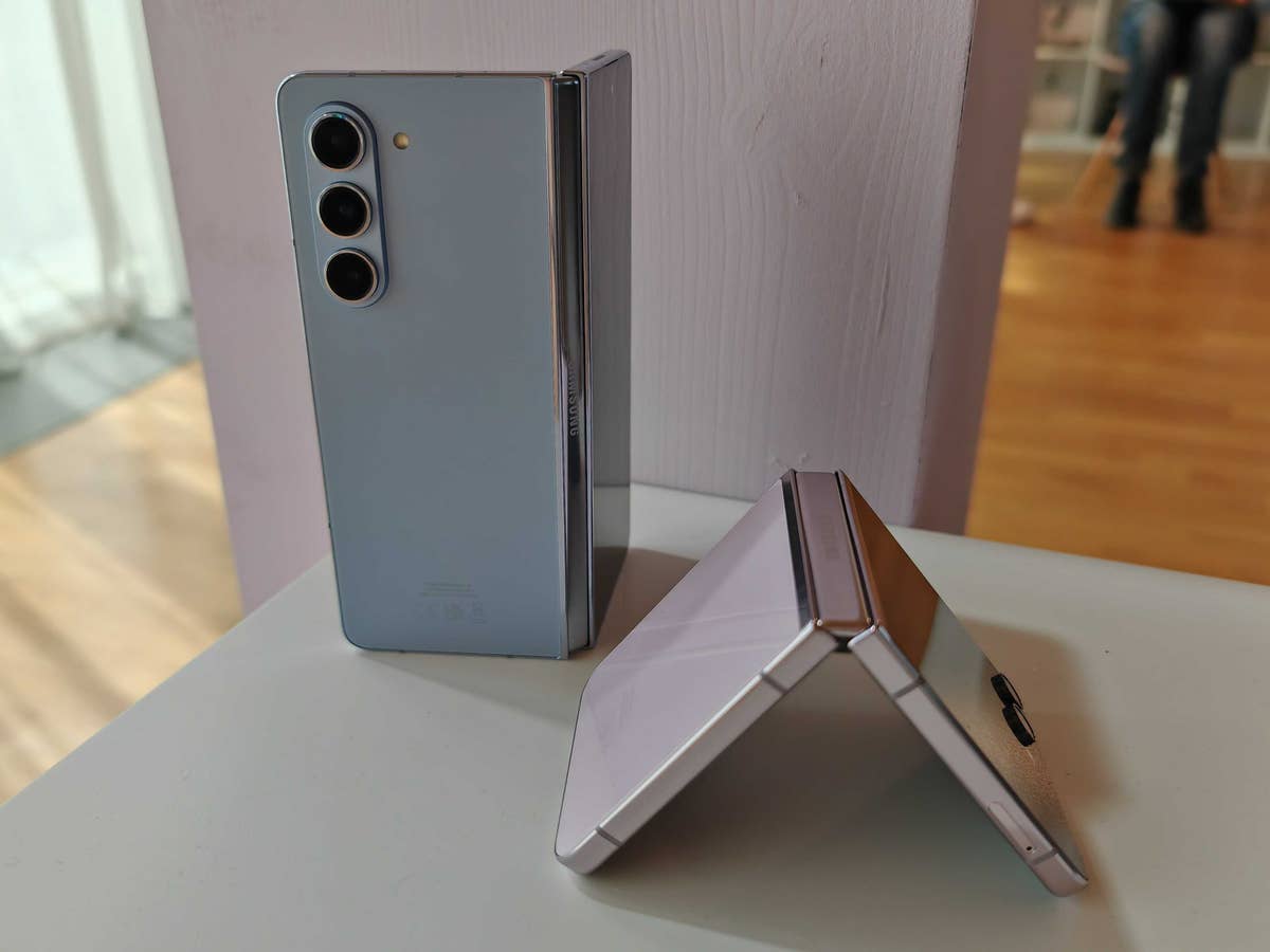 Z Fold5 und Flip5 Das Z Fold5 sieht von außen elegant aus.