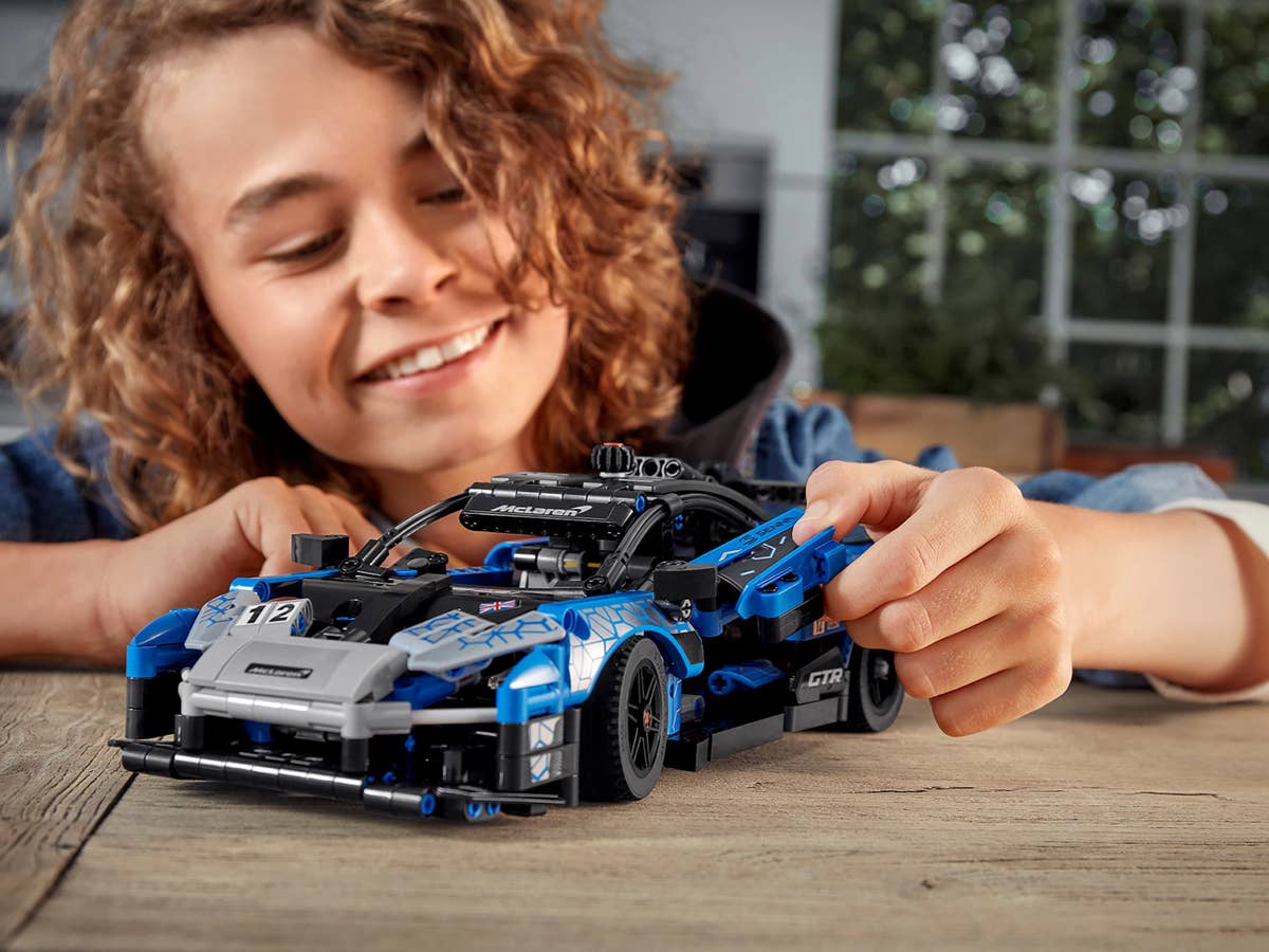 Lego Technic 42123 - McLaren Senna GTR™ - Ambiente - Spielen