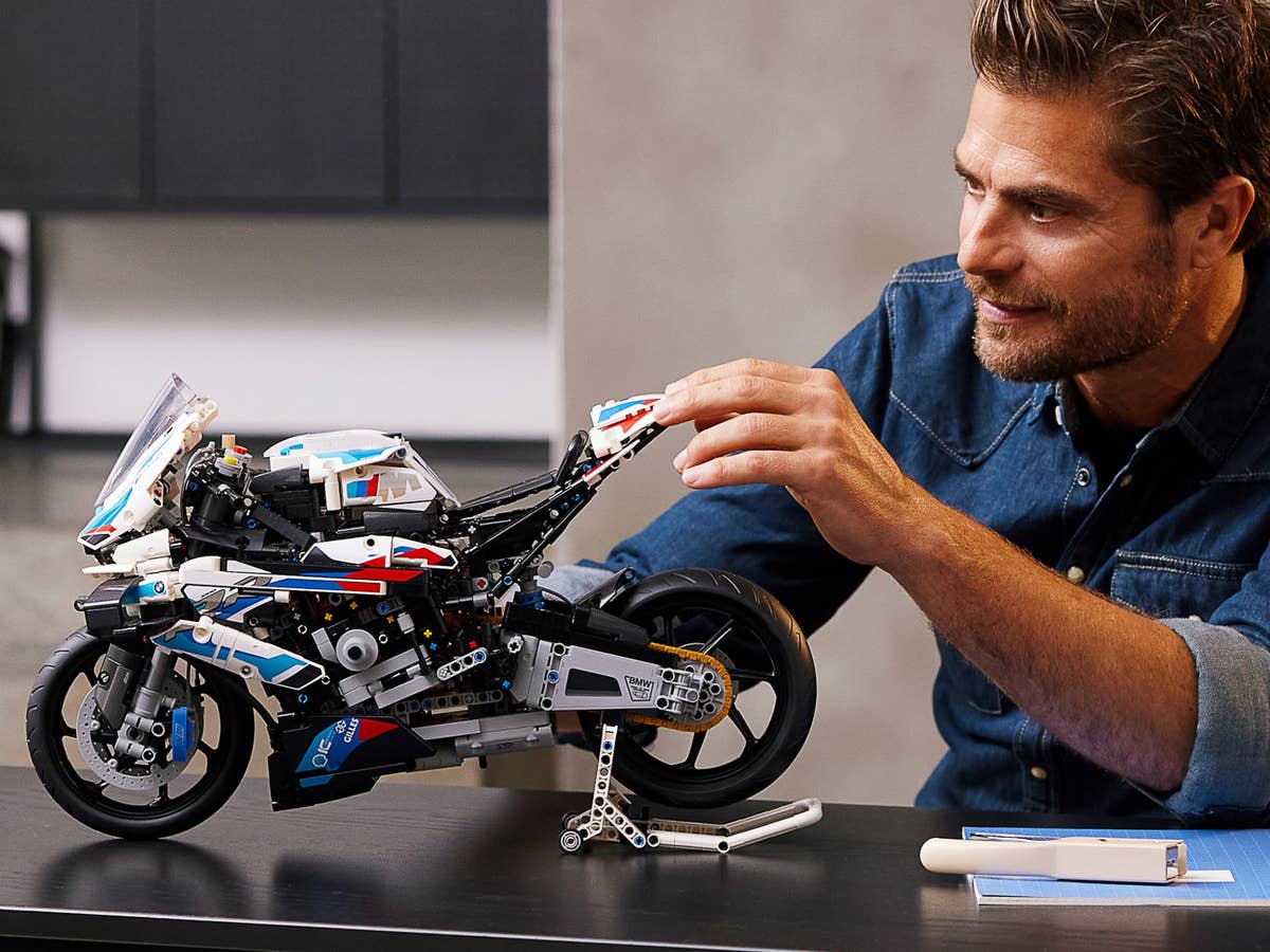 Lego Technic 42130 - BMW M 1000 RR - Ambiente - Seite