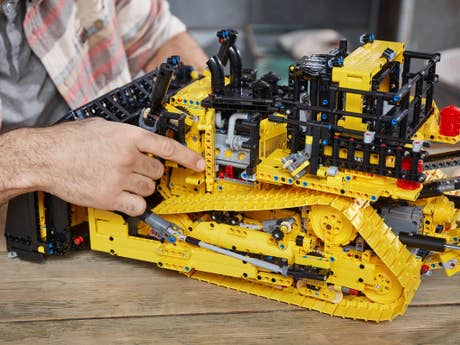 Foto: Klemmbaustein Lego Appgesteuerter Cat D11 Bulldozer (42131)