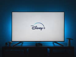 Disney+ Logo auf einem Fernseher vor weißem Hintergrund.