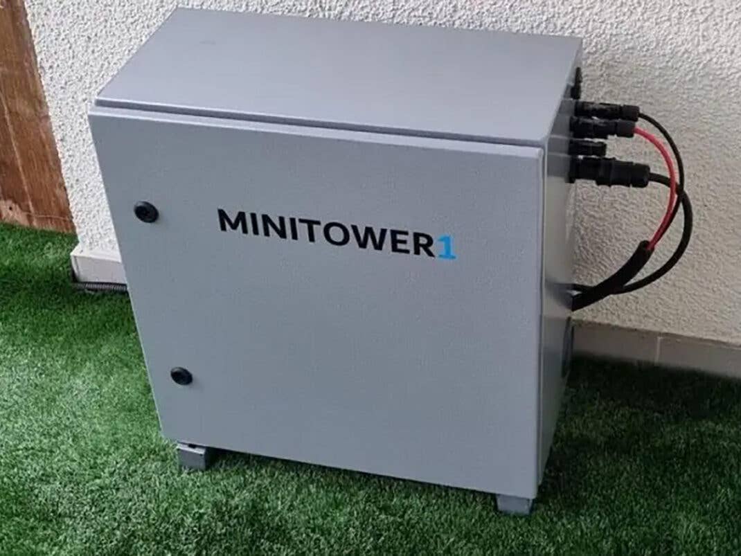 Minitower1 - platzsparend wie ein PC-Tower doch ideal für Balkonkraftwerke geeignet