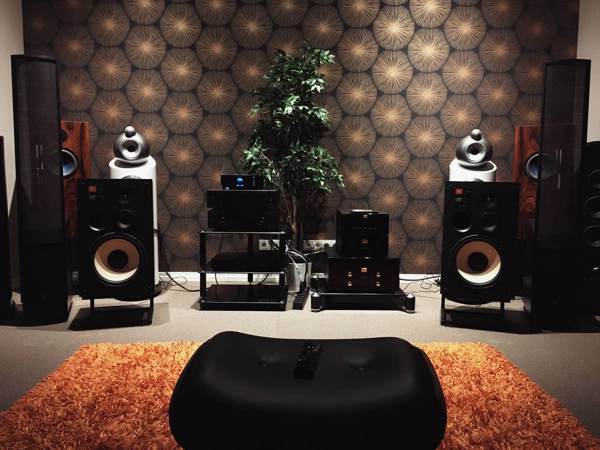 Stereoanlage in einem Wohnzimmer