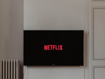 Netflix auf einem TV an der Wand