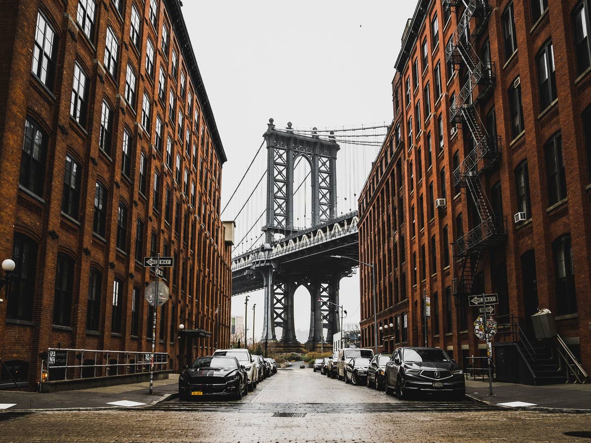 Brooklyn mit Blick auf die Brooklyn Bridge in New York