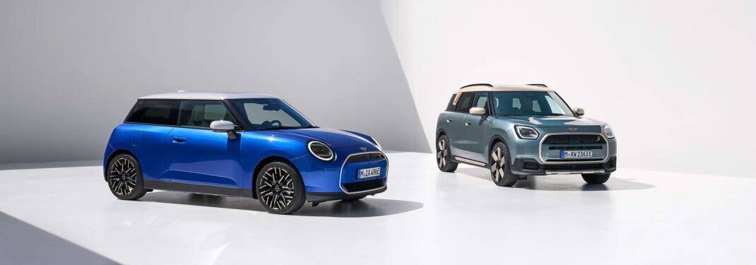 Zwei neue Mini-Autos. Mini Cooper SE und Mini Countryman