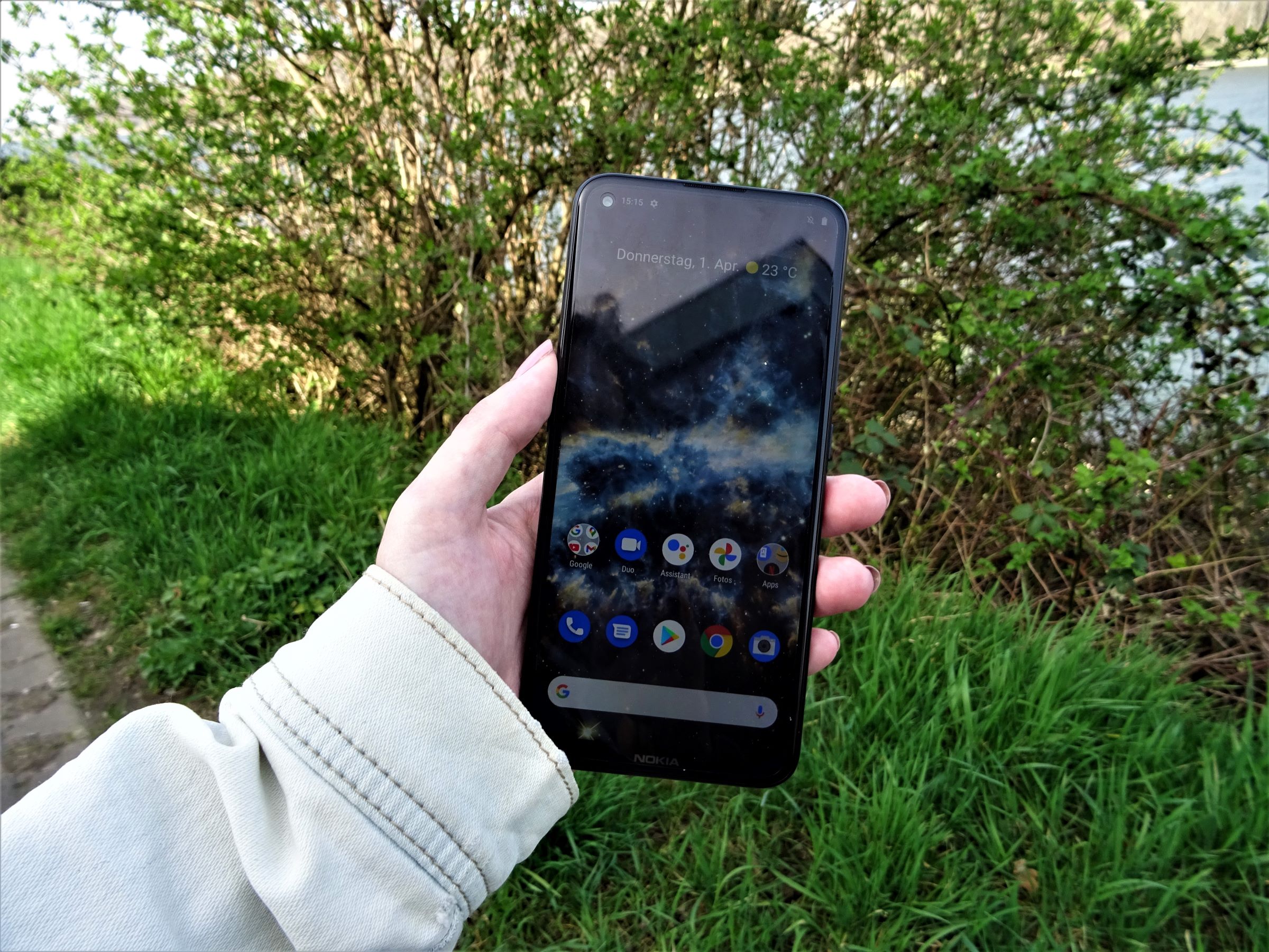 Nokia 5.4 in der Hand