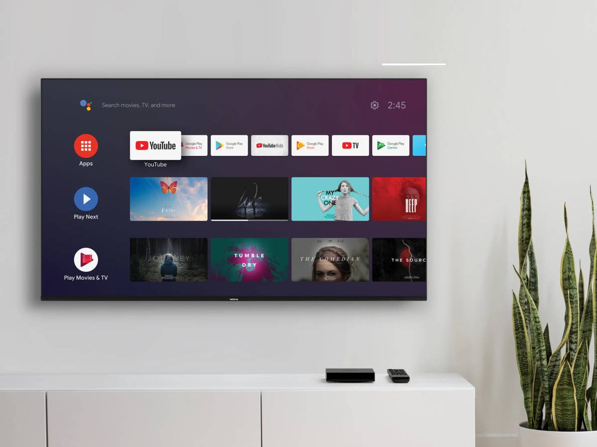 Nokia Smart TV an einer Wand neben einer Wand