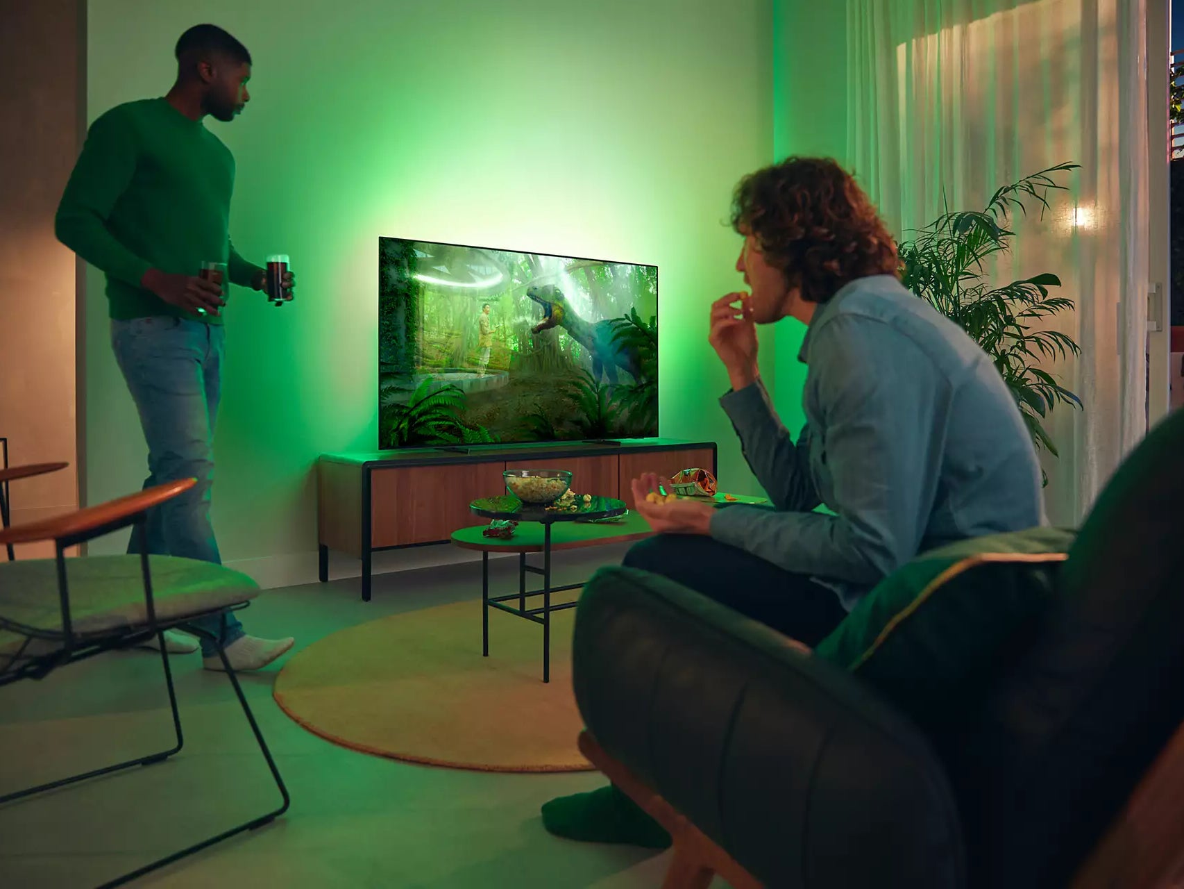 #55 Zoll OLED-TV mit 120 Hz und Ambilight: Fernseher-Kracher zum absoluten Top-Preis
