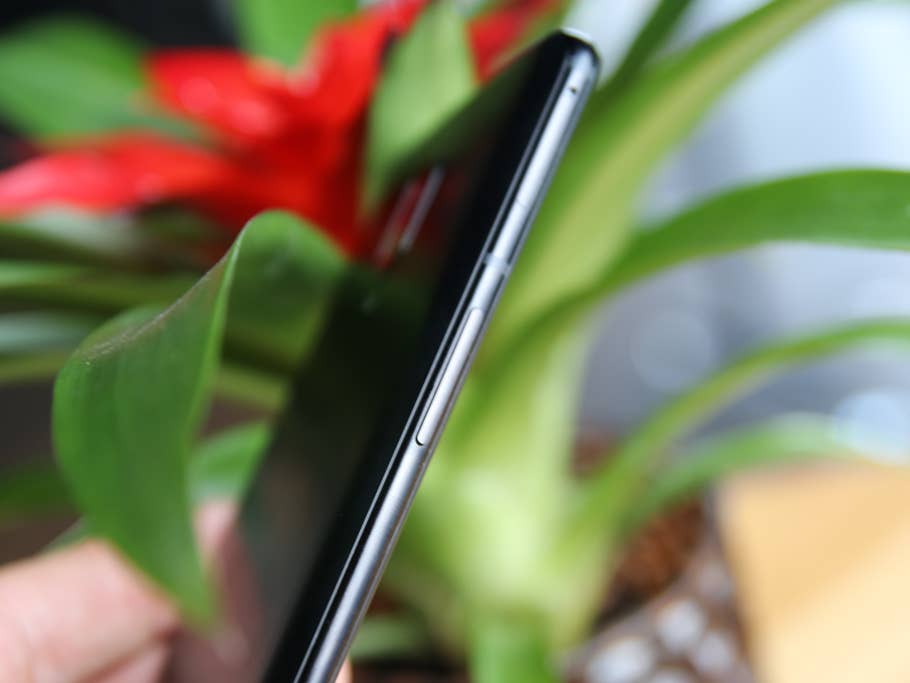 Das OnePlus 6T von der Seite mit Lautstärkewippe