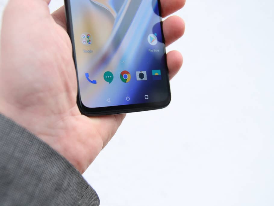 Unterseite des aktivierten Displays des OnePlus 6T