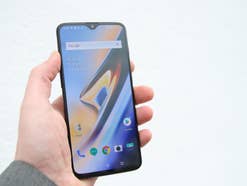 Das OnePlus 6T mit angeschaltetem Display in der Hand