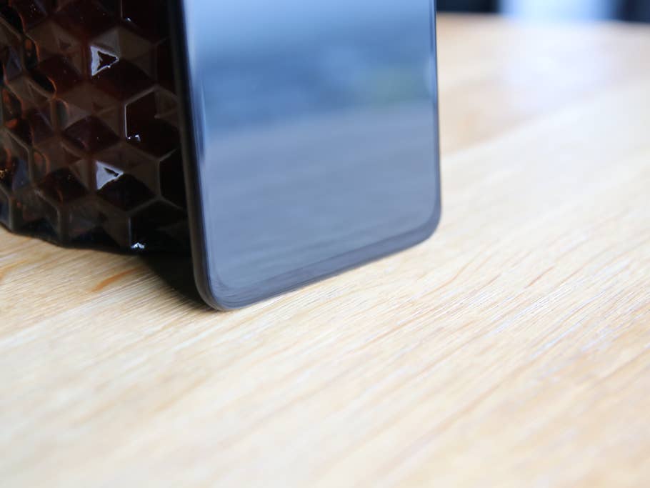 Die untere Hälfte des ausgeschaltete Display des OnePlus 6T