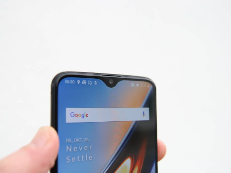 Das Display des OnePlus 6T mit Fokus auf den Steg