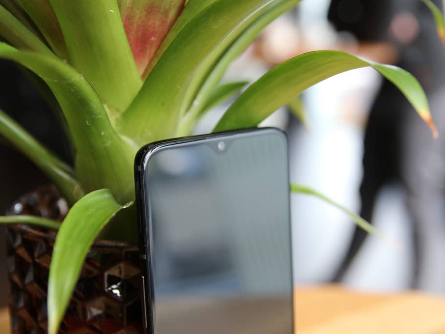Die Oberseite des ausgeschalteten Display des OnePlus 6T