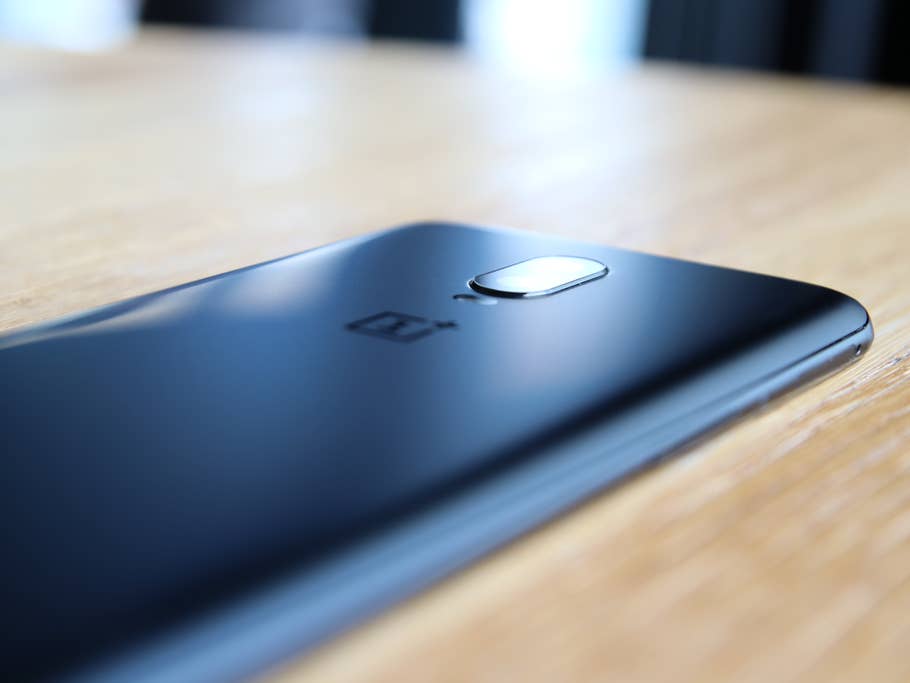 Die Rückseite des OnePlus 6T auf einem Tisch mit dem Fokus auf der Kamera