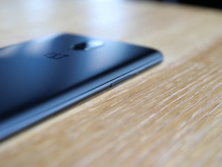 Die Rückseite des OnePlus 6T auf einem Tisch mit dem Fokus auf den seitlichen Rand