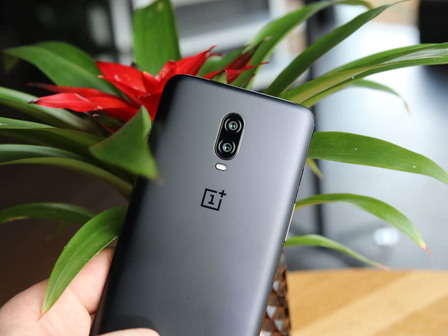 Die Rückseite des OnePlus 6T in der Hand